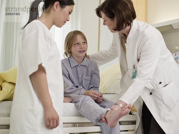 Frau Doktor examining Patienten