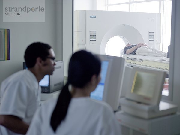 Ärzte untersuchen MRI Bericht über computer