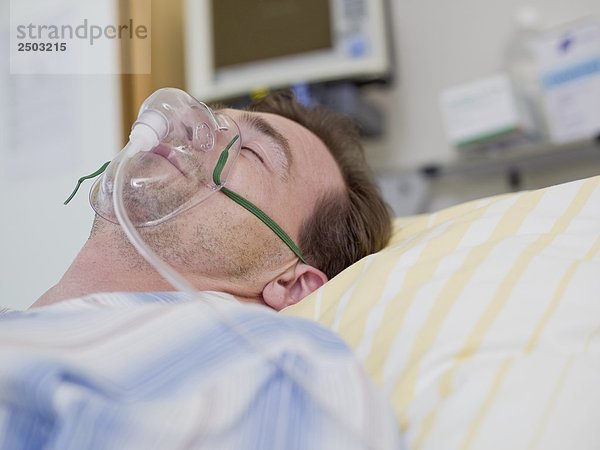 Patienten mit Sauerstoff-Maske im Krankenhaus