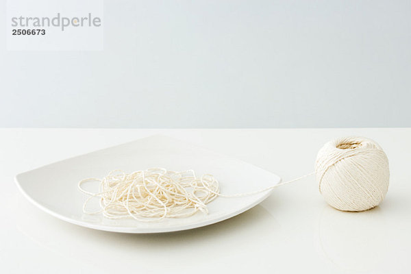 Schnur auf Teller  Spaghetti imitierend