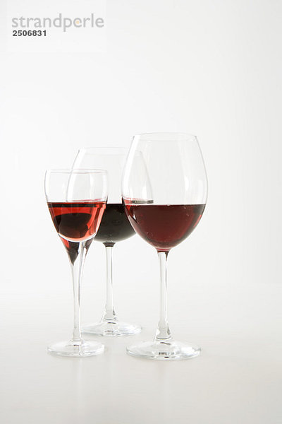 Verschiedene Rotweine in Gläsern