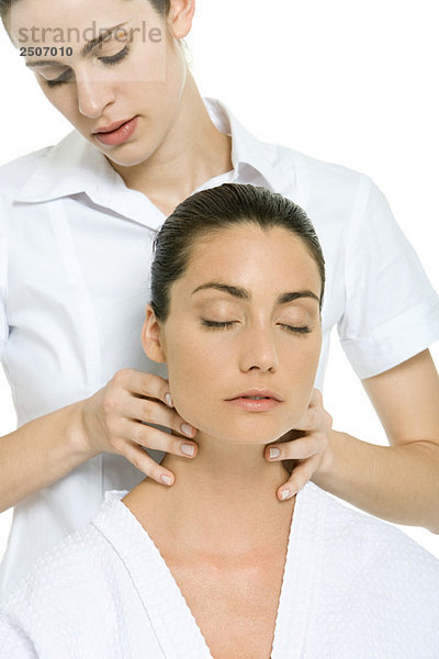 Massagetherapeutin mit Nackenmassage für Frauen  Augen geschlossen
