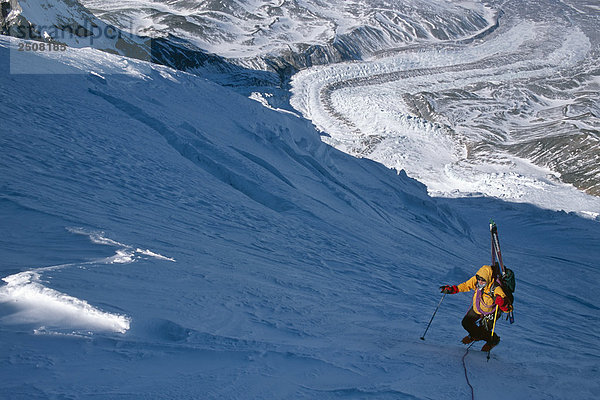 Bergsteiger Klettern Mt.Drum in Vorbereitung zu down Wrangell-St.Elias National Park South Central Alaska Winter Extreme ski
