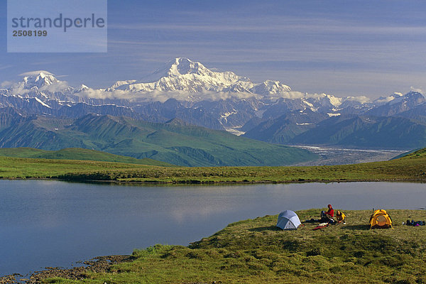 Wanderer @ Camp in der Nähe von Tundra Teich Denali SP SC AK Sommer/nw/Mt McKinley Hintergrund