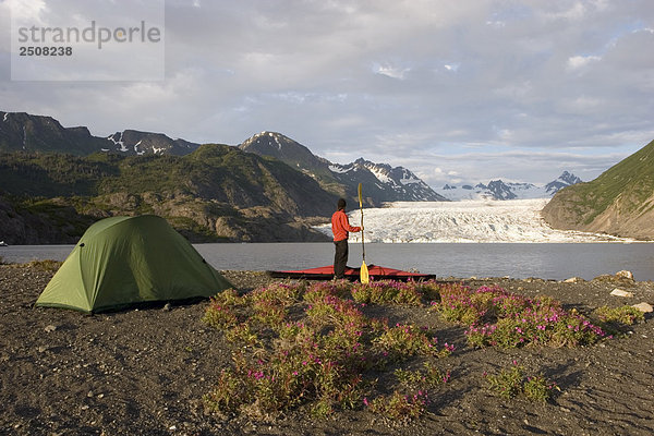 nahe stehend Küste See Hintergrund Zelt Kajakfahrer Kenai-Fjords-Nationalpark Grewingk Glacier Halbinsel