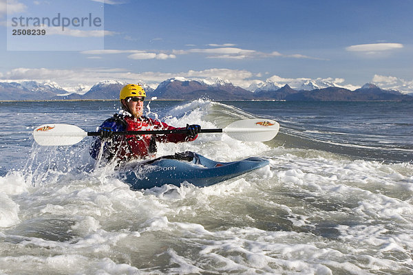 nahe Mann Herbst Kajak Kenai-Fjords-Nationalpark Alaska Bucht Halbinsel Wellenreiten surfen