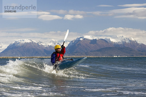 nahe Mann Herbst Kajak Kenai-Fjords-Nationalpark Alaska Bucht Halbinsel Wellenreiten surfen