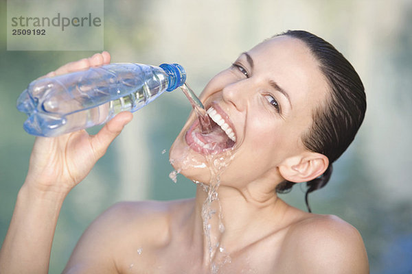 Junge Frau trinkt Wasser  Nahaufnahme  Portrait