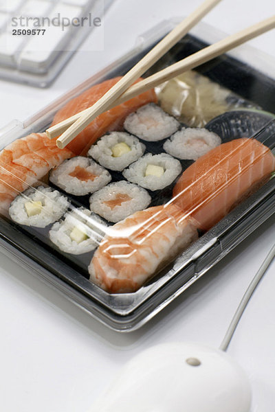 Sushi-Mittagessen am Arbeitsplatz  erhöhte Aussicht