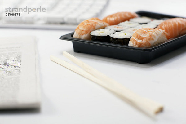 Sushi Mittagessen bei der Arbeit