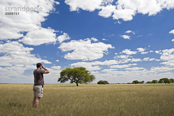 Africa  Botswana  Tourist looking at the landscape