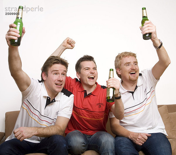 Fußballfans schauen Fußball-Spiel im Fernsehen