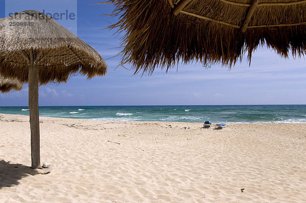 Mexiko  Cozumel  Strandkörbe und Palapas am tropischen Strand