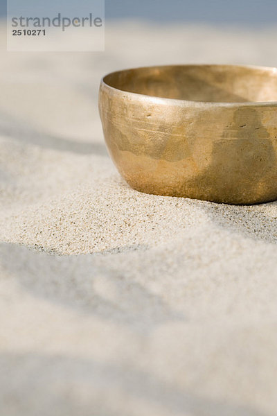 Goldene Schale auf Sand