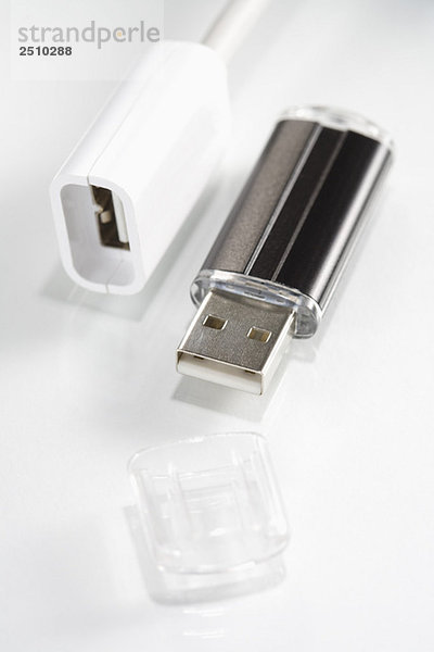 Stecker und USB-Stick auf weißem Hintergrund  erhöhte Ansicht