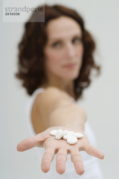 Frau hält Tabletten in der Hand  Nahaufnahme