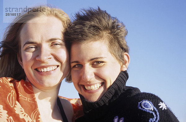 Frankreich  Zwei Frauen  lächelnd  Portrait