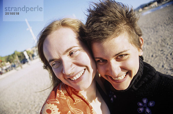 Frankreich  Zwei Frauen  lächelnd  Portrait