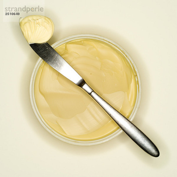 Margarine Curl auf Messerrücken liegend  erhöhte Ansicht
