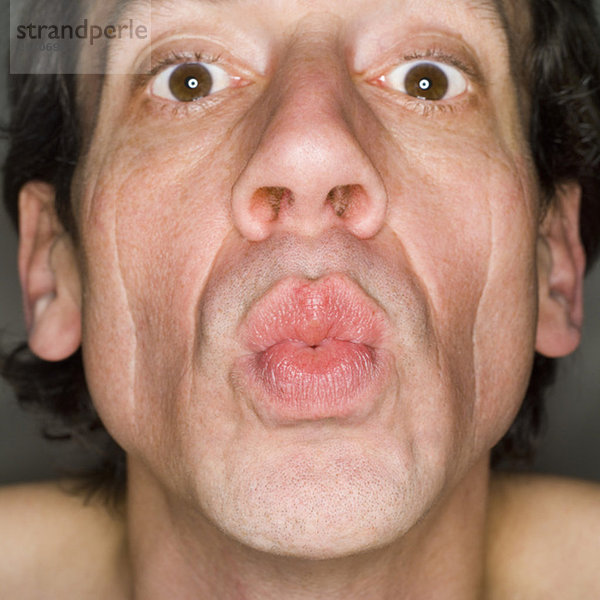 Mann mit Lippen  Porträt  Nahaufnahme