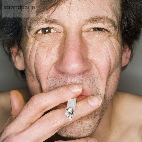Mann rauchend  Nahaufnahme  Portrait