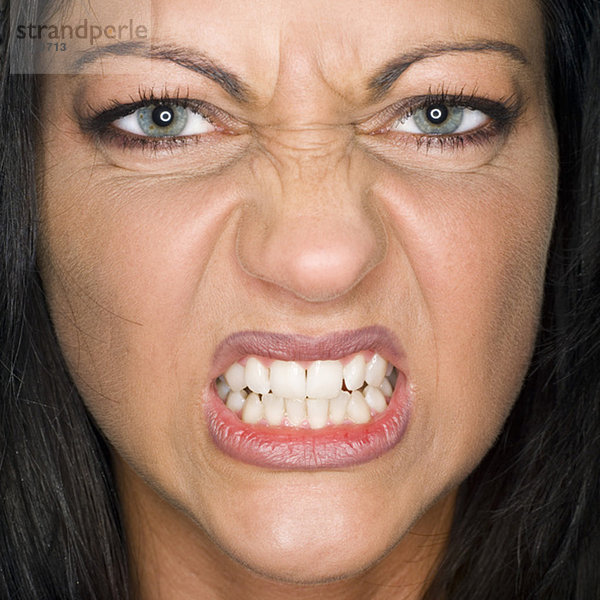 Junge Frau mit entblößten Zähnen  Nahaufnahme  Porträt