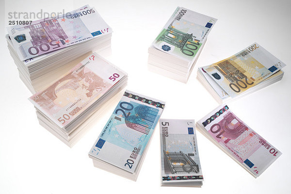 Stapel von Euro-Banknoten
