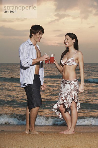 Asien  Thailand  Junges Paar beim Trinken  Portrait