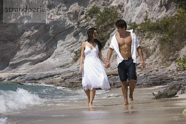 Asien  Thailand  Junges Paar geht Hand in Hand am Strand entlang