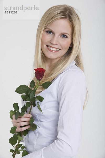 Junge Frau mit einer Rose  lächelnd  Portrait