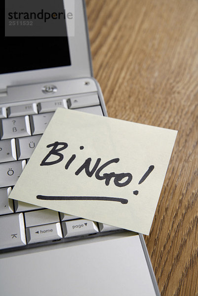 Klebezettel auf dem Laptop mit der Aufschrift Bingo .