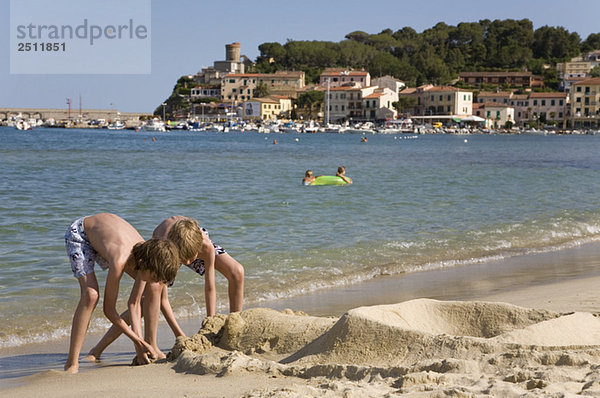 Italien  Elba  Marina di Campo  Kinder (10-12) spielen am Strand