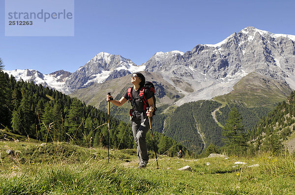 Weibliche Wanderer zu Fuß auf Landschaft  Trentino-Alto Adige  Italien