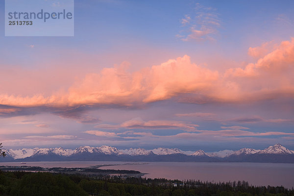Gewitterwolken über Kenai CT w/die Lichter des Homer Spit @ sunset Kenai-Halbinsel Summer Evening