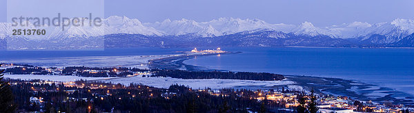 Panorama Night-Time-Ansicht der Homer & Homer Spit beleuchtet w/Kenai Mountains Alaska Winter
