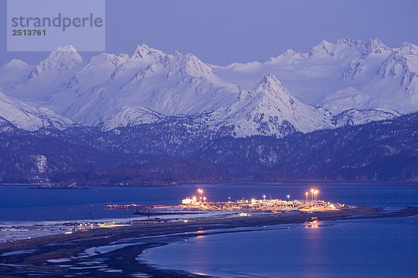 Panorama Night-Time-Ansicht der Homer & Homer Spit beleuchtet w/Kenai Mountains Alaska Winter