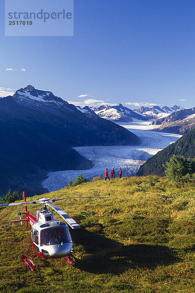 Touristen genießen Sie Blick auf Mendenhall-Gletscher von Thunder Mtn auf Helikopter Rundflug Reise SE Alaska