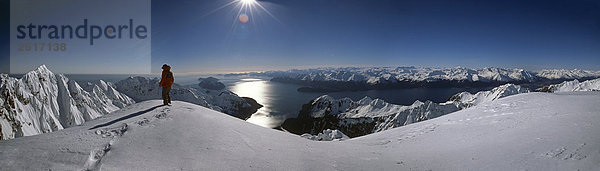 Skifahrer auf Ridge über Riserrectione Bucht in der Nähe von Seward AK Winter