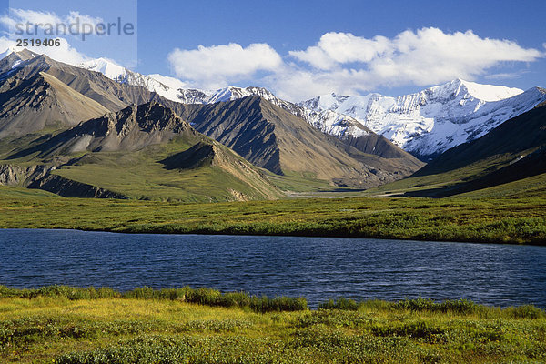 Bildet sich ein Regenbogen über Tundra Teich im Denali-Nationalpark w/Alaska Range im Hintergrund Interior Sommer