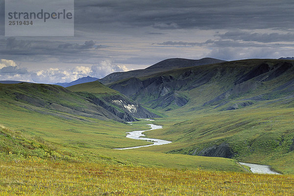 Atigun River windet sich durch Atigun Schlucht ANWR AK AR Herbst Brookskette