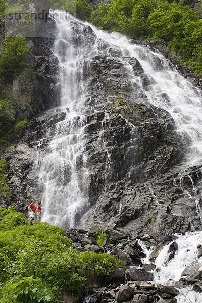 Paar stehen und betrachten Schachtelhalm fällt in der Keystone-Schlucht in der Nähe von Valdez Alaska South Central Sommer