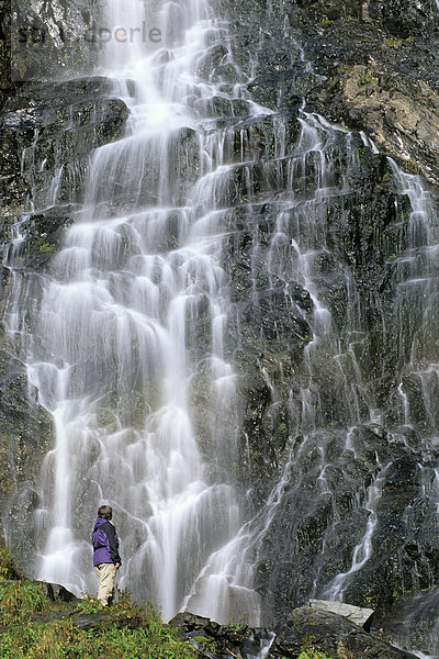 Besucher @ Base von Schachtelhalm fällt Keystone Canyon SC AK Chugach CT in der Nähe von Valdez Herbst