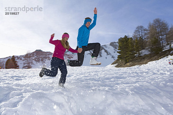 Paar beim Skifahren  Springen