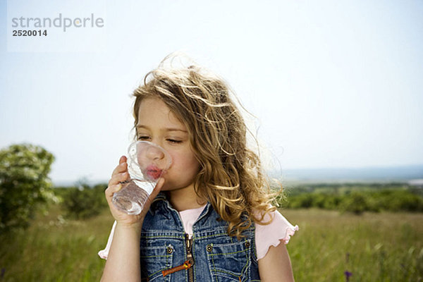 Mädchen Trinkwasser