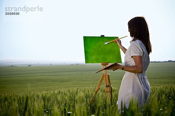 Frauenmalerei im Weizenfeld  hinten