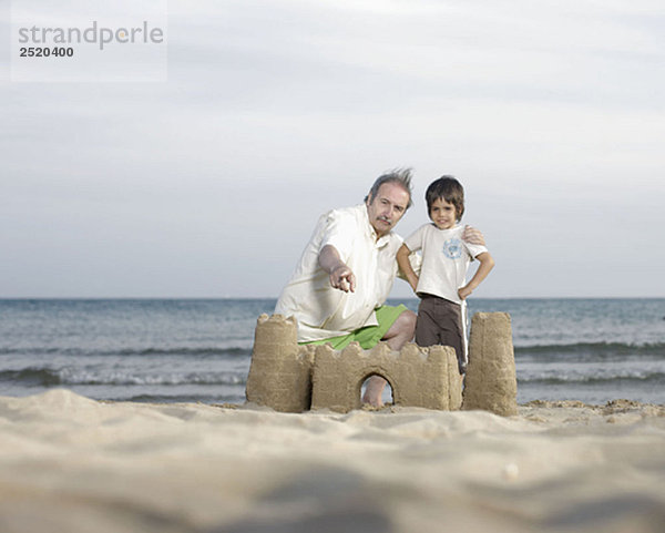 Großvater und Enkel am Strand