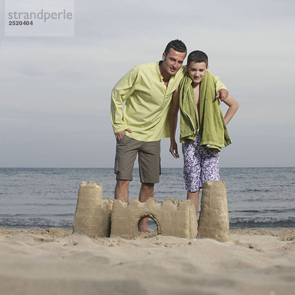 Vater und Sohn posieren mit Sandburg