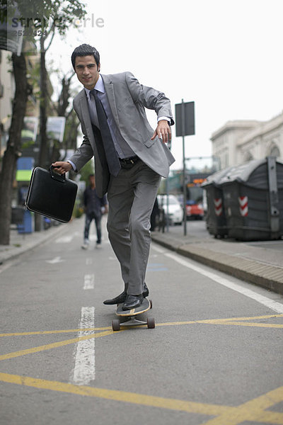 Geschäftsmann auf dem Skateboard