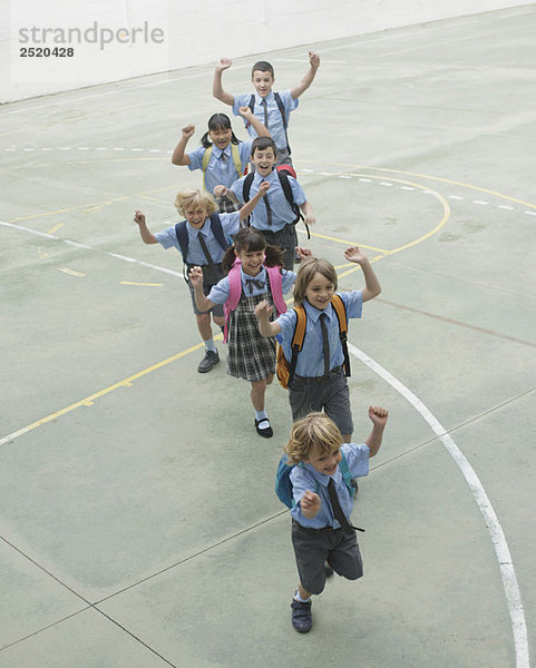 Schulkinder  die im Hof laufen