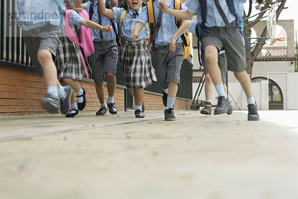 Schulkinder mit niedrigem Winkel